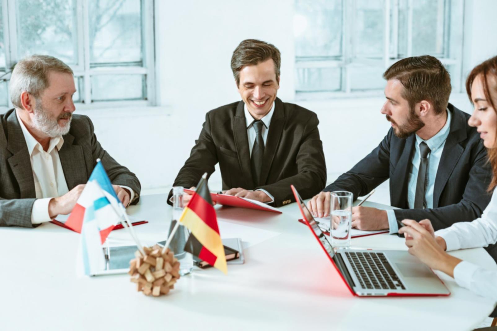 Familie bei der gemeinsamen Finanzplanung