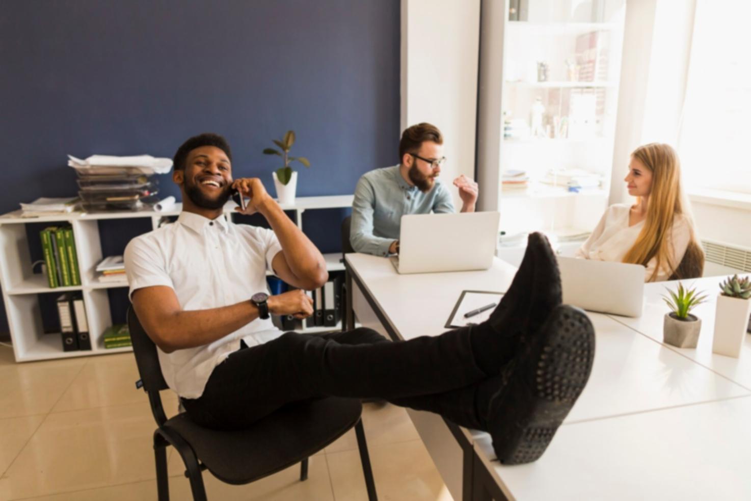 Professionelle Finanzberatung für Familien - moderne Büroatmosphäre mit Dokumenten und Planungsunterlagen