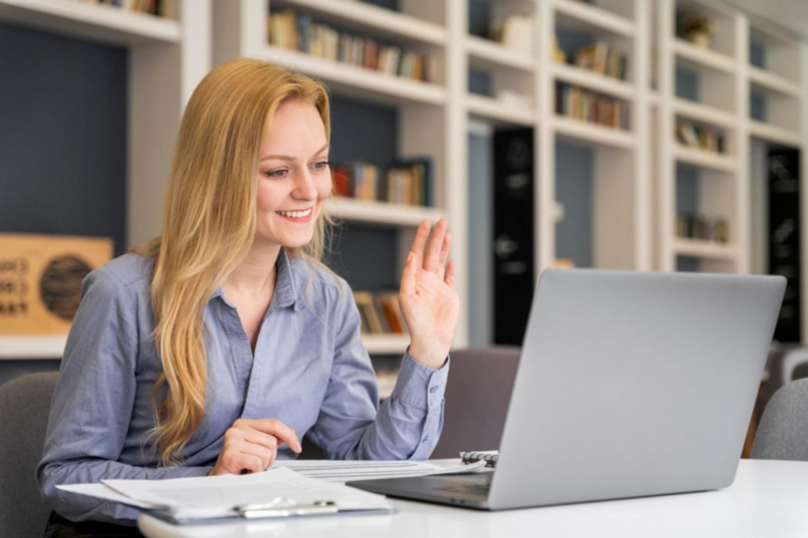 Familie feiert erreichte Sparziele mit selbstgebackenem Kuchen