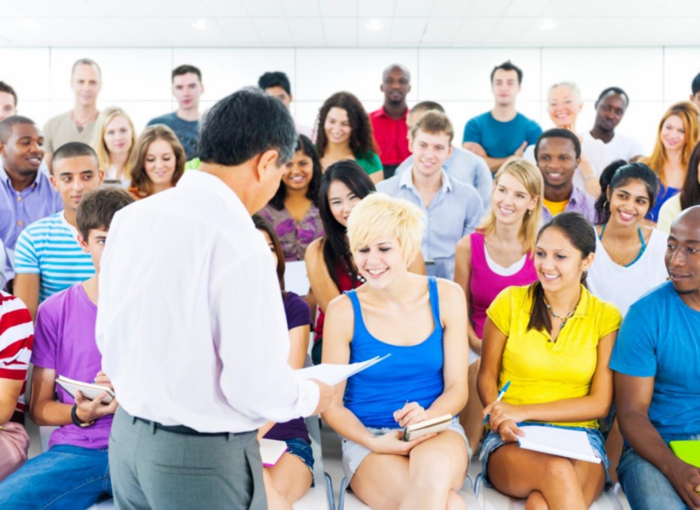 Familie beim gemeinsamen Finanzplanen am Küchentisch